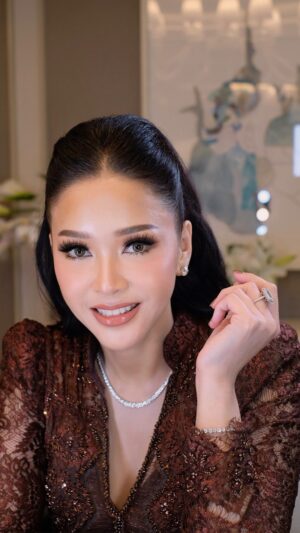 Maia Estianty Instagram - Cantiknya Bunda @maiaestiantyreal di wedding reception @alghazali7 & @alyssadaguise , gimana menurut kamu?..
Mother of the groon paling ditunggu satu Indonesia dengan kecantikan nya “forever young”
Makeup by @deanmua_
Hairdo @mm_image_
Dress @olive_and_hers
#weddingday #muajakarta #muaindonesia #mua