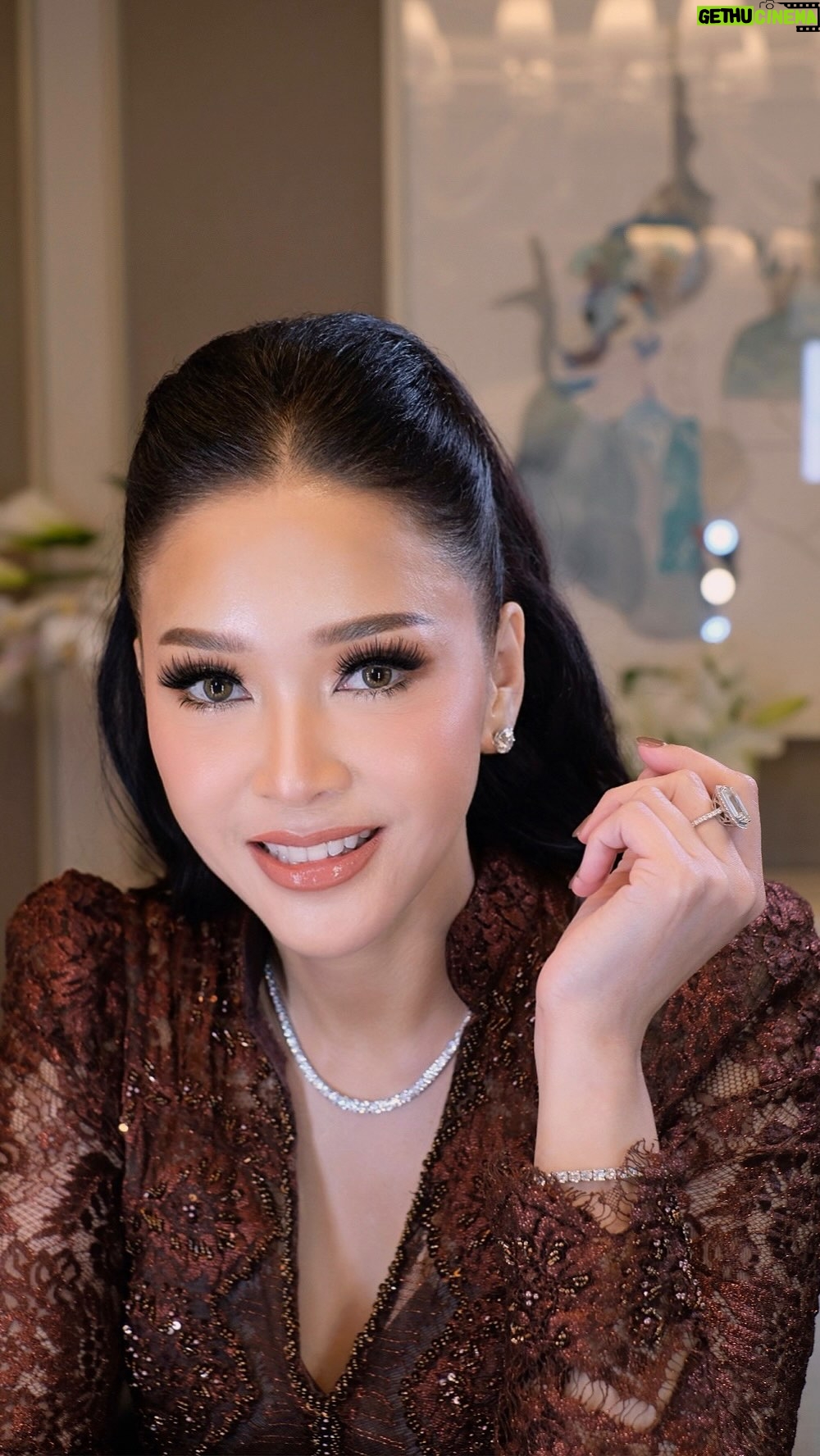 Maia Estianty - 689.4K Likes - Cantiknya Bunda @maiaestiantyreal di wedding reception @alghazali7 & @alyssadaguise , gimana menurut kamu?.. 

Mother of the groon paling ditunggu satu Indonesia dengan kecantikan nya “forever young” 
Makeup by @deanmua_ 
Hairdo @mm_image_ 
Dress @olive_and_hers 

#weddingday #muajakarta #muaindonesia #mua