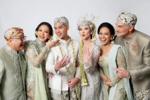 Maia Estianty Instagram - Kebahagiaan anak2 adalah kebahagian kami para orang tua… selamat menempuh hidup baru para permataku.. ❤️❤️❤️ @alyssadaguise @alghazali7
Photo by : @rollmoments
#maiaestianty #irwanmussry #orangtua #pernikahan #alghazali #alyssadaguise