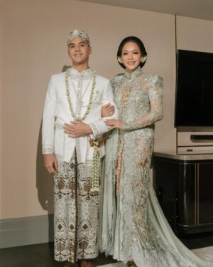 Maia Estianty Instagram - Kemarin, kami saksikan dua jiwa bersatu dalam cinta yang Kau ridhoi. Hari ini, kami hanya memohon pada-Mu, ya Rabb… genggam erat hati @alyssadaguise dan @alghazali7 dalam kesetiaan dan kasih sayang. Jadikan mereka teman sehidup sesurga, hingga akhir waktu.
Jadikan rumah tangga mereka penuh cinta, sakinah, mawaddah, warrahmah. Ampuni segala khilaf mereka, bimbing langkah mereka menuju surga-Mu, Yaa Allah…Aamiin.
Terimakasih untuk semua yang mendoakan pernikahan kedua anak kami… mohon maaf jika kami tidak dapat mengundang semua teman-teman…. Tetap kami memohon doanya… ❤️❤️❤️
Photo by : @derai.studio
#maiaestianty #irwanmussry #alghazali #alyssadaguise #elrumi #duljaelani #keluargaharjonosigit #pernikahan