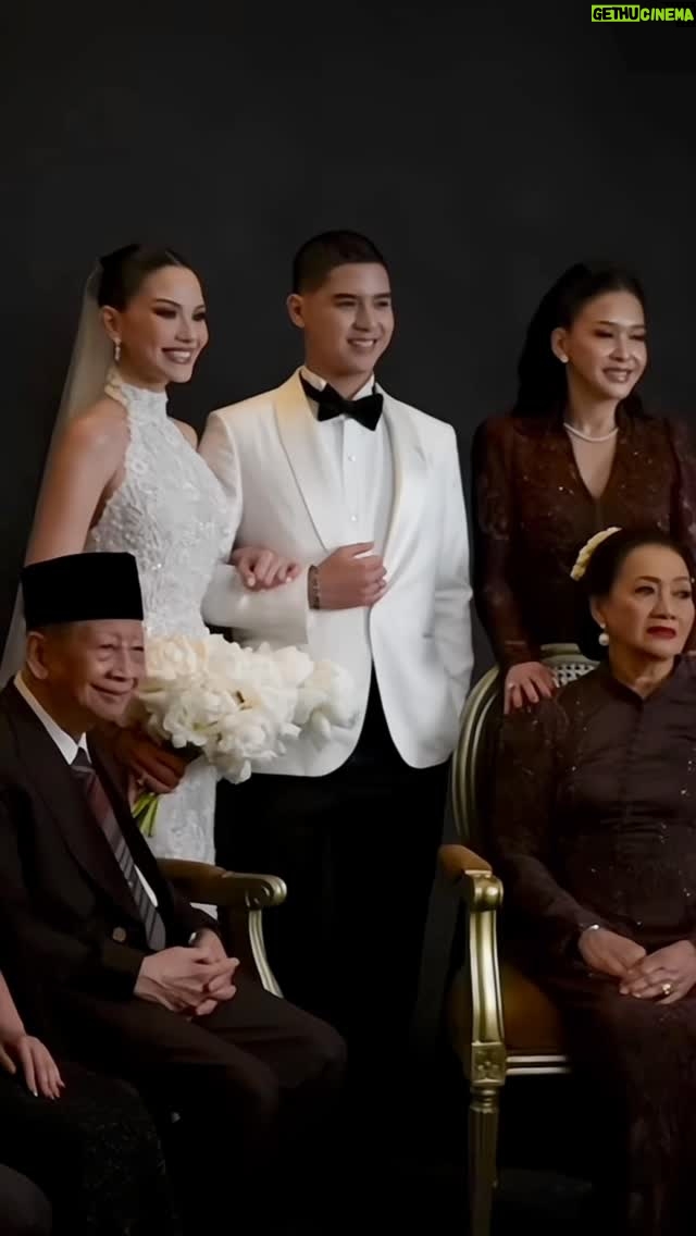 Maia Estianty - 296K Likes - Duh senengnya liatnya…. ❤️❤️❤️❤️

#maiaestianty #keluargamussry #alghazali #alyssadaguise #pernikahan #keluargaharjonosigit #bahagia #semakintuasemakinbahagia