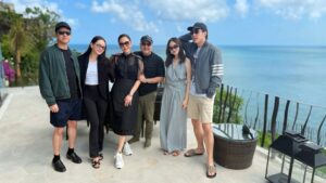 Maia Estianty Instagram - Kebahagiaan liburan bersama keluarga ini tak tergantikan dengan apapun… tapi hati kami tetap terasa ada yang kurang. @duljaelani dan @tissabiani , kalian selalu ada dalam doa dan cerita, meski tak hadir di foto ini.
#maiaestianty #irwanmussry #keluargamussry #alghazali #alyssadaguise #elrumi #syifahadju