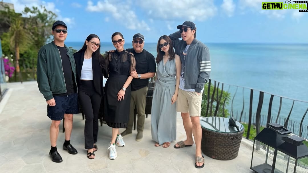 Maia Estianty - 354.1K Likes - Kebahagiaan liburan bersama keluarga ini tak tergantikan dengan apapun… tapi hati kami tetap terasa ada yang kurang. @duljaelani dan @tissabiani , kalian selalu ada dalam doa dan cerita, meski tak hadir di foto ini. 

#maiaestianty #irwanmussry #keluargamussry #alghazali #alyssadaguise #elrumi #syifahadju