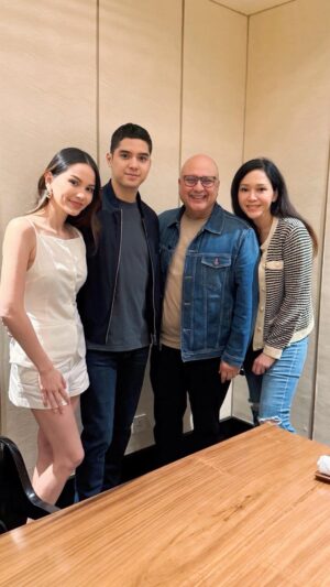 Maia Estianty Instagram - AL GHAZALI & ALYSSA DAGUISE GA SABAR MENGHITUNG HARI, SUNGKEMAN BAKAL HARU !! ADA HADIAH DARI DADDY
Maia Estianty & Irwan Mussry dinner bareng Al Ghazali dan Alyssa Daguise sebelum terbang ke Amerika. Al udah nggak sabar banget sampai menghitung hari pernikahan. Bakalan haru & nangis di momen sungkeman!
Selesai dinner, Daddy hadiahkan selop spesial buat hari akad Al Ghazali .. Thanks Daddy ❤️
Sampai di Amerika, ada drama!! Koper Maia ketinggalan.. Waduhhh gimana ya?! Yuk kepoin selengkapnya disini .. di YT @maiaaleldultv sekarang
#maiaestianty #irwanmussry #alghazali #alyssadaguise #pernikahan #persiapan #dinner #kado #pilih #sandal #sepatu #selop #amerika #koper #drama