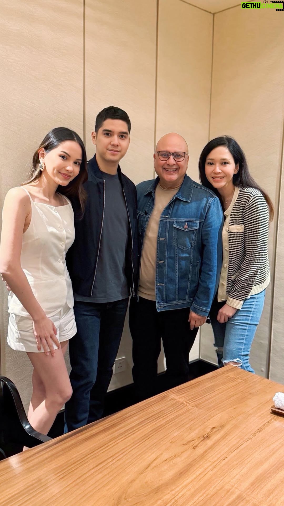 Maia Estianty - 173.1K Likes - AL GHAZALI & ALYSSA DAGUISE GA SABAR MENGHITUNG HARI, SUNGKEMAN BAKAL HARU !! ADA HADIAH DARI DADDY

Maia Estianty & Irwan Mussry dinner bareng Al Ghazali dan Alyssa Daguise sebelum terbang ke Amerika. Al udah nggak sabar banget sampai menghitung hari pernikahan. Bakalan haru & nangis di momen sungkeman! 

Selesai dinner, Daddy hadiahkan selop spesial buat hari akad Al Ghazali .. Thanks Daddy ❤️

Sampai di Amerika, ada drama!! Koper Maia ketinggalan.. Waduhhh gimana ya?! Yuk kepoin selengkapnya disini .. di YT @maiaaleldultv sekarang

#maiaestianty #irwanmussry #alghazali #alyssadaguise #pernikahan #persiapan #dinner #kado #pilih #sandal #sepatu #selop #amerika #koper #drama