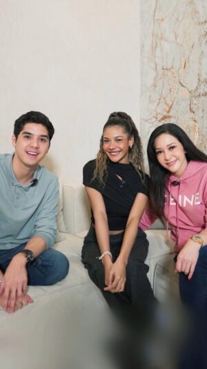 Maia Estianty Instagram - KLARIFIKASI ZSA ZSA UTARI SOAL VIRAL ADEGAN HOT DENGAN AL GHAZALI !! NI TANGGAPAN ALYSSA DAGUISE ..
Maia Estianty akhirnya buka suara setelah video adegan hot antara Zsa Zsa Utari dan Al Ghazali viral di media sosial. Maia terang-terangan mengundang Zsa Zsa untuk menjelaskan adegan kontroversial tersebut.
Apakah Zsa Zsa benar-benar jadi “pengganggu” rencana pernikahan Al Ghazali dan Alyssa Daguise? Hingga Zsa Zsa pun harus menerima banyak hujatan dan komentar negatif dari netizen ..
Zsa Zsa berani klarifikasi di depan Bunda Maia Estianty langsung .. Dan gimana ya sebenarnya tanggapan Alyssa atas kehebohan ini?! Tonton selengkapnya di YT @maiaaleldultv
#ZsaZsaUtari #AlGhazali #MaiaEstianty #AlyssaDaguise #DramaPernikahan #Klarifikasi #Viral #VideoHot #AdeganHot
