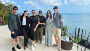 Maia Estianty Instagram - Kebahagiaan liburan bersama keluarga ini tak tergantikan dengan apapun… tapi hati kami tetap terasa ada yang kurang. @duljaelani dan @tissabiani , kalian selalu ada dalam doa dan cerita, meski tak hadir di foto ini.
#maiaestianty #irwanmussry #keluargamussry #alghazali #alyssadaguise #elrumi #syifahadju