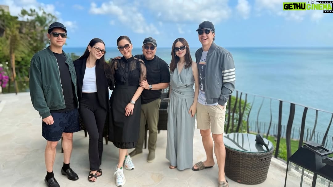 Maia Estianty - 354.1K Likes - Kebahagiaan liburan bersama keluarga ini tak tergantikan dengan apapun… tapi hati kami tetap terasa ada yang kurang. @duljaelani dan @tissabiani , kalian selalu ada dalam doa dan cerita, meski tak hadir di foto ini. 

#maiaestianty #irwanmussry #keluargamussry #alghazali #alyssadaguise #elrumi #syifahadju