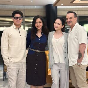 Maia Estianty Instagram - Bismillah….
Can’t wait !!!!! Udah gak sabar….
Last nite meeting and dinner…. ❤️❤️❤️
@alghazali7 @alyssadaguise and Richard Daguise…
Daddy ??? Yang megang kamera 😂 ??
#maiaestianty #alghazali #alyssadaguise #calonpengantin #lovebird #semakintuasemakinbahagia