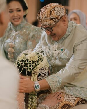 Maia Estianty Instagram - Kemarin, kami saksikan dua jiwa bersatu dalam cinta yang Kau ridhoi. Hari ini, kami hanya memohon pada-Mu, ya Rabb… genggam erat hati @alyssadaguise dan @alghazali7 dalam kesetiaan dan kasih sayang. Jadikan mereka teman sehidup sesurga, hingga akhir waktu.
Jadikan rumah tangga mereka penuh cinta, sakinah, mawaddah, warrahmah. Ampuni segala khilaf mereka, bimbing langkah mereka menuju surga-Mu, Yaa Allah…Aamiin.
Terimakasih untuk semua yang mendoakan pernikahan kedua anak kami… mohon maaf jika kami tidak dapat mengundang semua teman-teman…. Tetap kami memohon doanya… ❤️❤️❤️
Photo by : @derai.studio
#maiaestianty #irwanmussry #alghazali #alyssadaguise #elrumi #duljaelani #keluargaharjonosigit #pernikahan