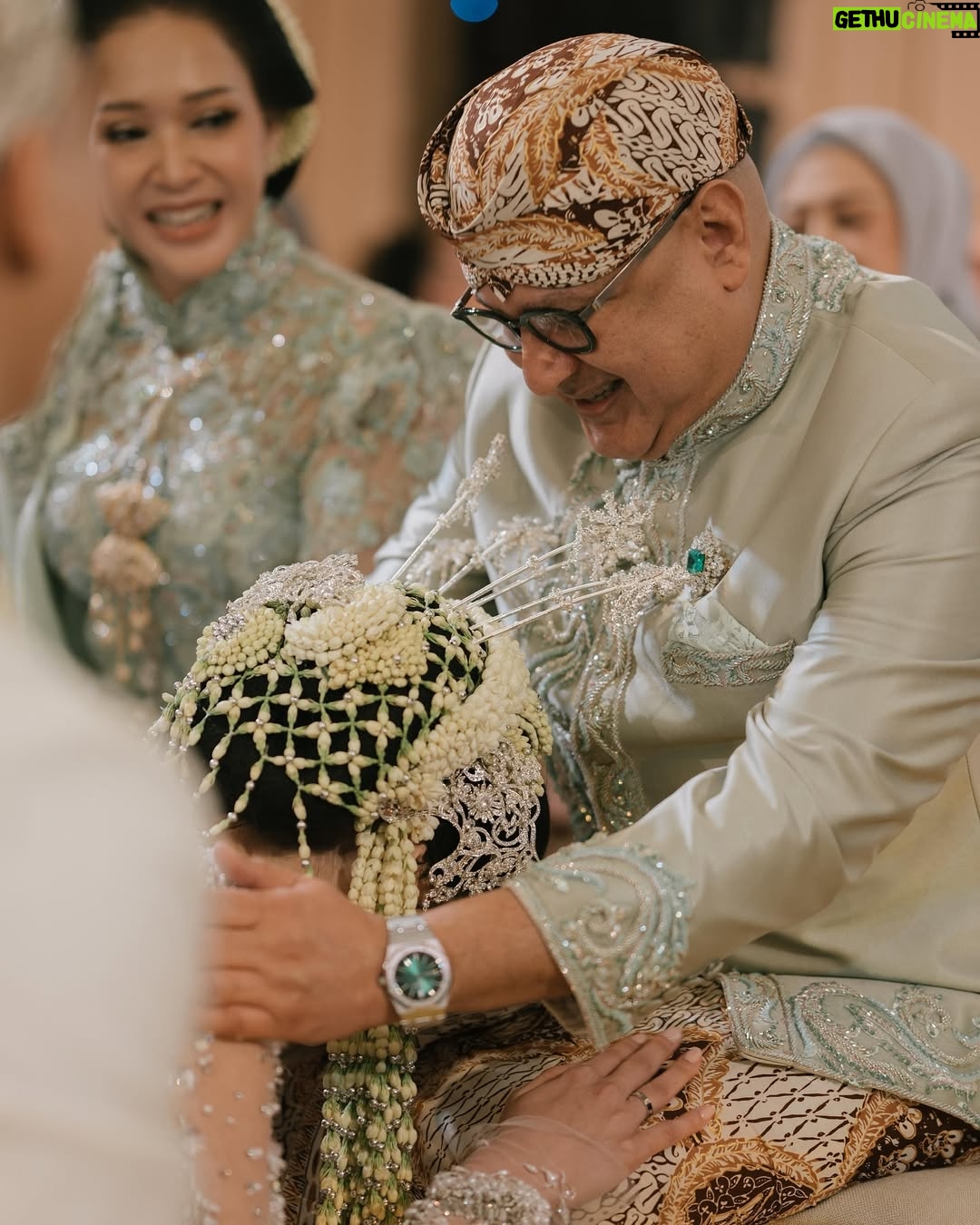 Maia Estianty - 1.8 Million Likes - Kemarin, kami saksikan dua jiwa bersatu dalam cinta yang Kau ridhoi. Hari ini, kami hanya memohon pada-Mu, ya Rabb… genggam erat hati @alyssadaguise dan @alghazali7 dalam kesetiaan dan kasih sayang. Jadikan mereka teman sehidup sesurga, hingga akhir waktu. 
Jadikan rumah tangga mereka penuh cinta, sakinah, mawaddah, warrahmah. Ampuni segala khilaf mereka, bimbing langkah mereka menuju surga-Mu, Yaa Allah…Aamiin.

Terimakasih untuk semua yang mendoakan pernikahan kedua anak kami… mohon maaf jika kami tidak dapat mengundang semua teman-teman…. Tetap kami memohon doanya… ❤️❤️❤️

Photo by : @derai.studio 

#maiaestianty #irwanmussry #alghazali #alyssadaguise #elrumi #duljaelani #keluargaharjonosigit #pernikahan