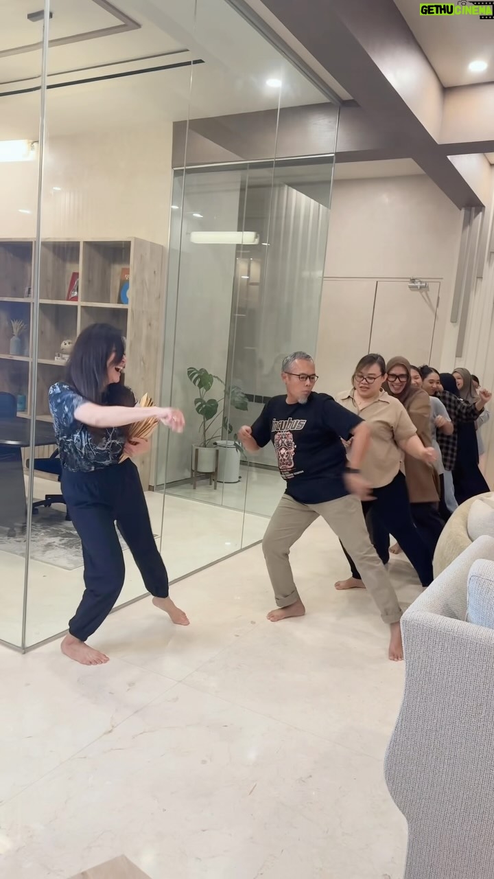Maia Estianty - 305K Likes - CLOSINGAN KANTOR HARI INI di kantor Pejaten….
Met mudik … mohon maaf lahir dan batin…
@kayaru_mest @maiaaleldultv 

Tarian ini namanya tarian LetkaJenkka asal Finlandia…. 

#maiaestianty #kayarumest #maiaaleldultv #thr #mudik #pejaten #pulangkantor #tren #lebaran #viral