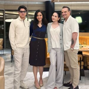 Maia Estianty Instagram - Bismillah….
Can’t wait !!!!! Udah gak sabar….
Last nite meeting and dinner…. ❤️❤️❤️
@alghazali7 @alyssadaguise and Richard Daguise…
Daddy ??? Yang megang kamera 😂 ??
#maiaestianty #alghazali #alyssadaguise #calonpengantin #lovebird #semakintuasemakinbahagia