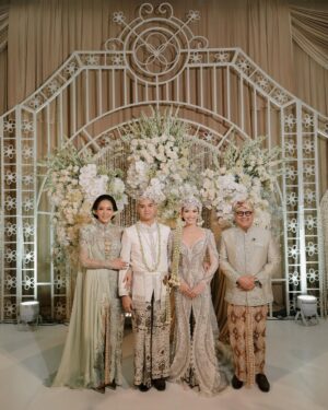 Maia Estianty Instagram - Kemarin, kami saksikan dua jiwa bersatu dalam cinta yang Kau ridhoi. Hari ini, kami hanya memohon pada-Mu, ya Rabb… genggam erat hati @alyssadaguise dan @alghazali7 dalam kesetiaan dan kasih sayang. Jadikan mereka teman sehidup sesurga, hingga akhir waktu.
Jadikan rumah tangga mereka penuh cinta, sakinah, mawaddah, warrahmah. Ampuni segala khilaf mereka, bimbing langkah mereka menuju surga-Mu, Yaa Allah…Aamiin.
Terimakasih untuk semua yang mendoakan pernikahan kedua anak kami… mohon maaf jika kami tidak dapat mengundang semua teman-teman…. Tetap kami memohon doanya… ❤️❤️❤️
Photo by : @derai.studio
#maiaestianty #irwanmussry #alghazali #alyssadaguise #elrumi #duljaelani #keluargaharjonosigit #pernikahan