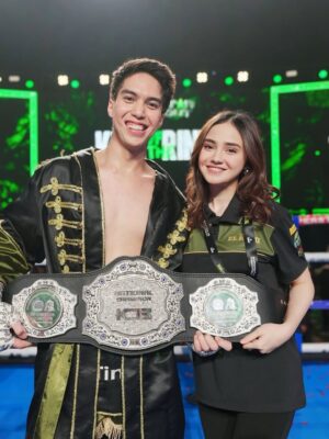 Maia Estianty Instagram - Foto2 yang belum terupload di akun ku saat tanding tinju @elelrumi
Photo by @beril_photo
#maiaestianty #elrumi #tinju #alghazali #alyssasaguise #duljaelani #tissabiani #keluarga #kumpul #menang #semakintuasemakinbahagia
