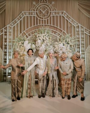 Maia Estianty Instagram - Kemarin, kami saksikan dua jiwa bersatu dalam cinta yang Kau ridhoi. Hari ini, kami hanya memohon pada-Mu, ya Rabb… genggam erat hati @alyssadaguise dan @alghazali7 dalam kesetiaan dan kasih sayang. Jadikan mereka teman sehidup sesurga, hingga akhir waktu.
Jadikan rumah tangga mereka penuh cinta, sakinah, mawaddah, warrahmah. Ampuni segala khilaf mereka, bimbing langkah mereka menuju surga-Mu, Yaa Allah…Aamiin.
Terimakasih untuk semua yang mendoakan pernikahan kedua anak kami… mohon maaf jika kami tidak dapat mengundang semua teman-teman…. Tetap kami memohon doanya… ❤️❤️❤️
Photo by : @derai.studio
#maiaestianty #irwanmussry #alghazali #alyssadaguise #elrumi #duljaelani #keluargaharjonosigit #pernikahan