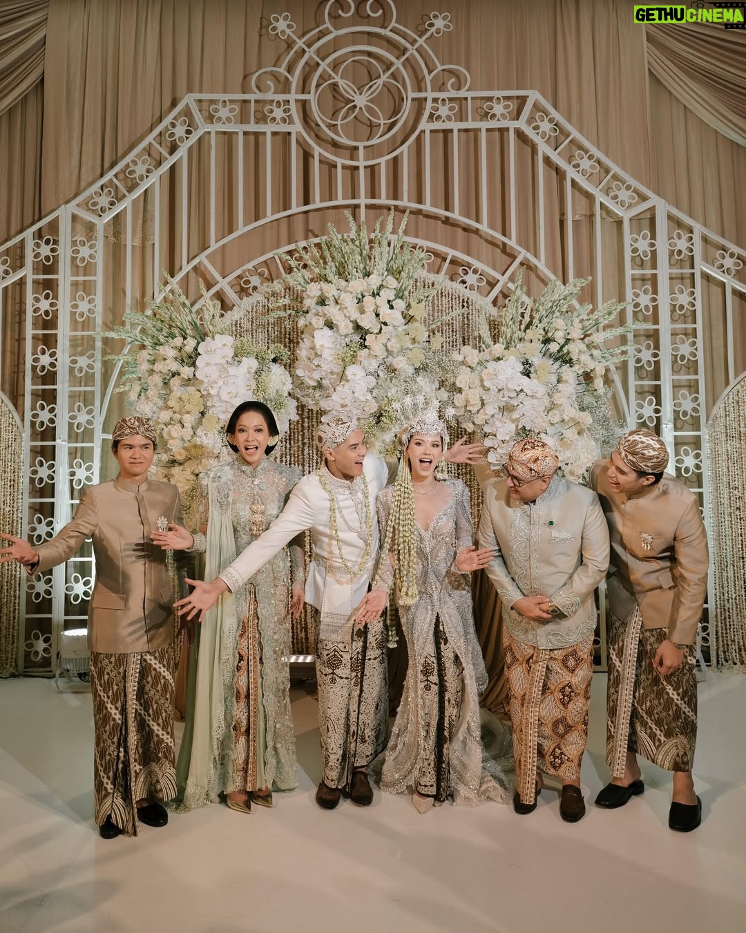 Maia Estianty - 1.8 Million Likes - Kemarin, kami saksikan dua jiwa bersatu dalam cinta yang Kau ridhoi. Hari ini, kami hanya memohon pada-Mu, ya Rabb… genggam erat hati @alyssadaguise dan @alghazali7 dalam kesetiaan dan kasih sayang. Jadikan mereka teman sehidup sesurga, hingga akhir waktu. 
Jadikan rumah tangga mereka penuh cinta, sakinah, mawaddah, warrahmah. Ampuni segala khilaf mereka, bimbing langkah mereka menuju surga-Mu, Yaa Allah…Aamiin.

Terimakasih untuk semua yang mendoakan pernikahan kedua anak kami… mohon maaf jika kami tidak dapat mengundang semua teman-teman…. Tetap kami memohon doanya… ❤️❤️❤️

Photo by : @derai.studio 

#maiaestianty #irwanmussry #alghazali #alyssadaguise #elrumi #duljaelani #keluargaharjonosigit #pernikahan