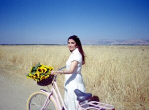Majida El Roumi Instagram - Majida
During "Bala wala Ayya Kalam" in Bekaa, Lebanon
Shot on Cannon T90 - Kodak 400
1818 Ć 1228dpi