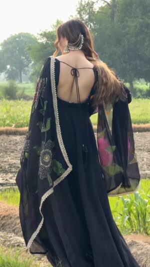 Malika Kaliraman Instagram - Kala suit @poshak_fashions 🖤…….
Jhumke @saavishringaar 💕