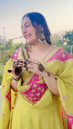 Malika Kaliraman Instagram - This song nd my mehndi ♥️…..
Wearing @sadabahhar
