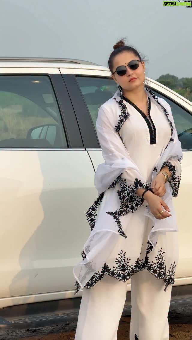 Malika Kaliraman - 98.2K Likes - Wearing @labeladitiarora 🖤