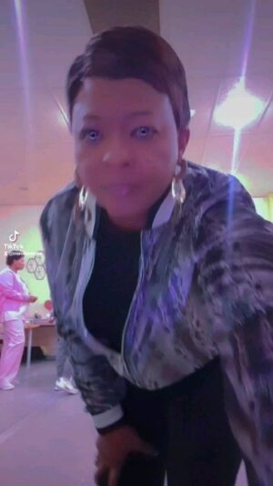 Manaka Ranaka Instagram - Re e bethile warra.. DC| @bhathistar_black.sa
Nee o re jimisitse mfanaka ao tshwane 🤣🙈