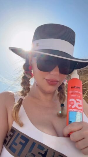Manel Amara Instagram - الصّيف جاء☀️ نحمي روحي مالشمس
وأنا عينيا مغمّضة مع @esthellepharma