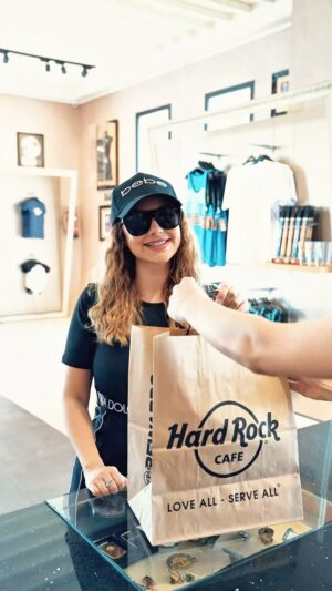 Manel Amara Instagram - @hrcpek 🎸Love All …. Serve All 🎸 @hardrockcafe