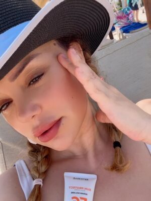 Manel Amara Instagram - بقيّة الaction
فالتصويرة الثالثة 😎
My summer with @esthellepharma 💋
Je bronze en sécurité ☀️✅