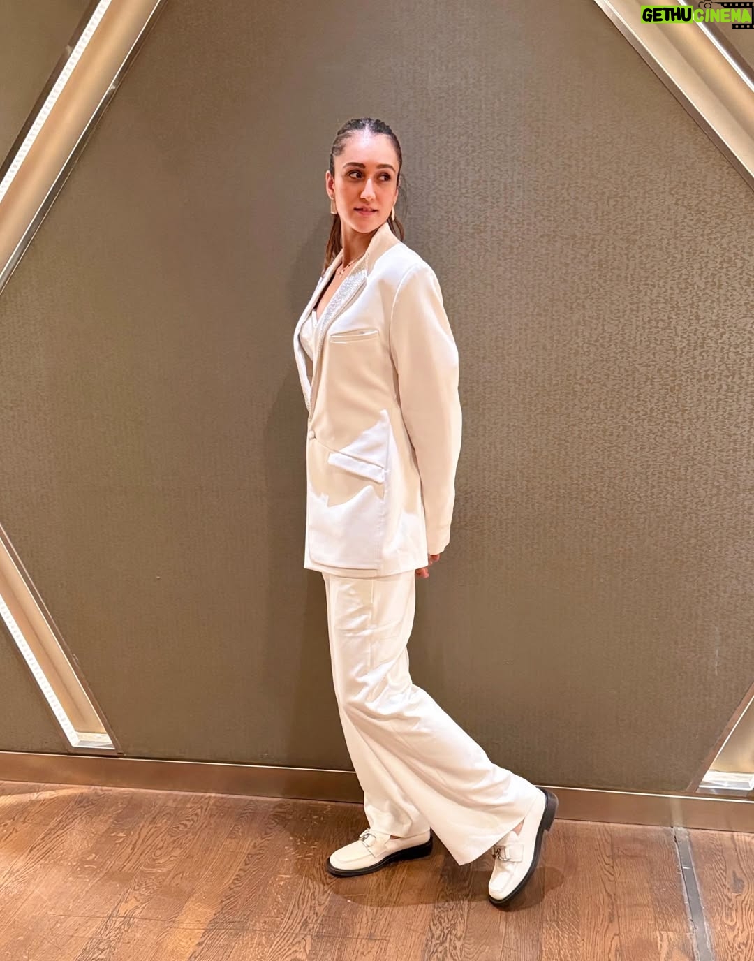 Manika Batra - 52.6K Likes - She doesn’t chase spotlight. She is the light. ✨✨
.
.
.

Styled by - 
@styling_by_mansi

Dressman- @umeshkumar8879

Outfit courtesy- @rohitgandhirahulkhanna 

Earings- @kickyandperky