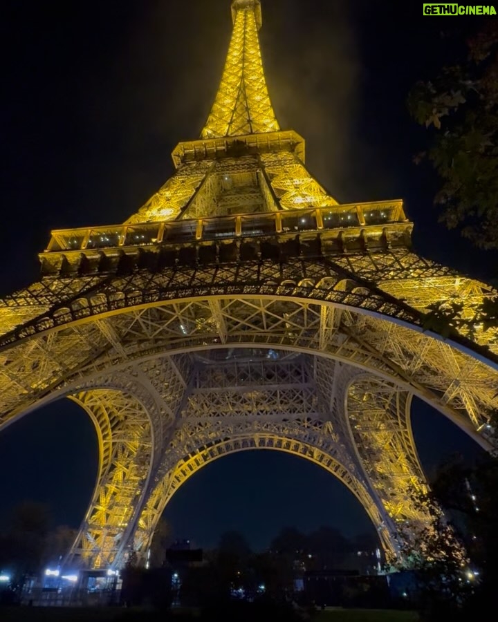 Manika Batra - 77.2K Likes - A piece of my heart will always belong to you, Paris. Here’s to endless magic in 2025. ✨🖤 Happy new year 🤗
