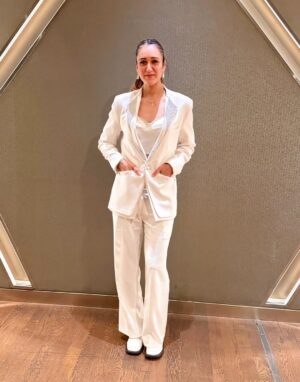 Manika Batra Instagram - She doesnāt chase spotlight. She is the light. āØāØ
.
.
.
Styled by -
@styling_by_mansi
Dressman- @umeshkumar8879
Outfit courtesy- @rohitgandhirahulkhanna
Earings- @kickyandperky