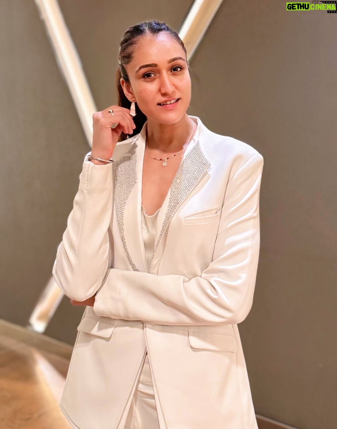 Manika Batra - 52.6K Likes - She doesn’t chase spotlight. She is the light. ✨✨
.
.
.

Styled by - 
@styling_by_mansi

Dressman- @umeshkumar8879

Outfit courtesy- @rohitgandhirahulkhanna 

Earings- @kickyandperky