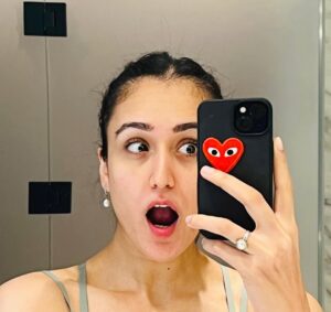 Manika Batra Instagram - Mirror said āyou cute,ā so here we are šš»āāļøš