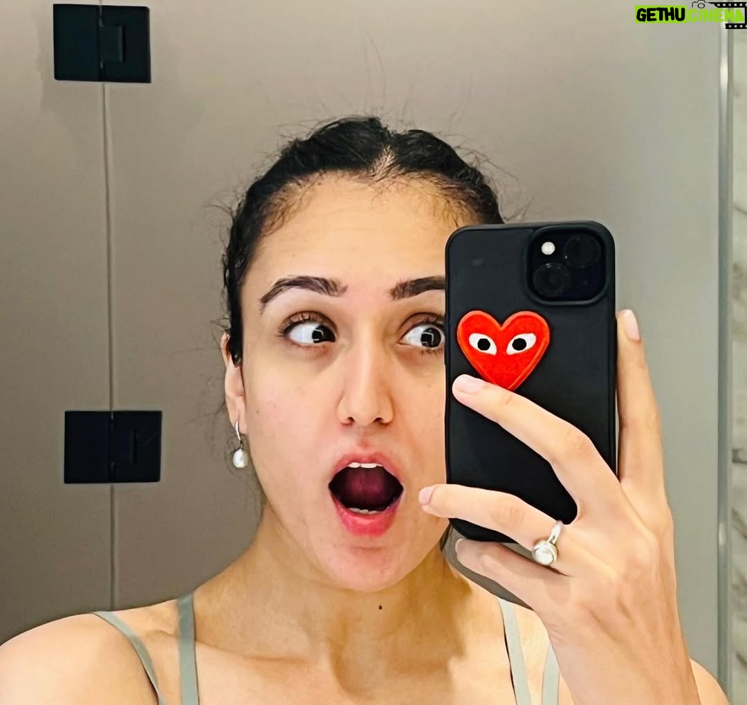 Manika Batra - 61K Likes - Mirror said “you cute,” so here we are 💁🏻‍♀️💕