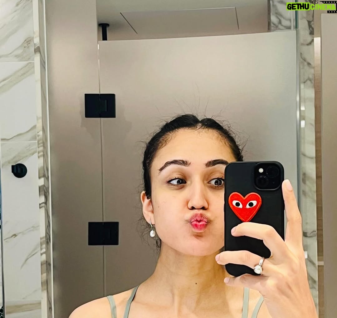Manika Batra - 61K Likes - Mirror said “you cute,” so here we are 💁🏻‍♀️💕