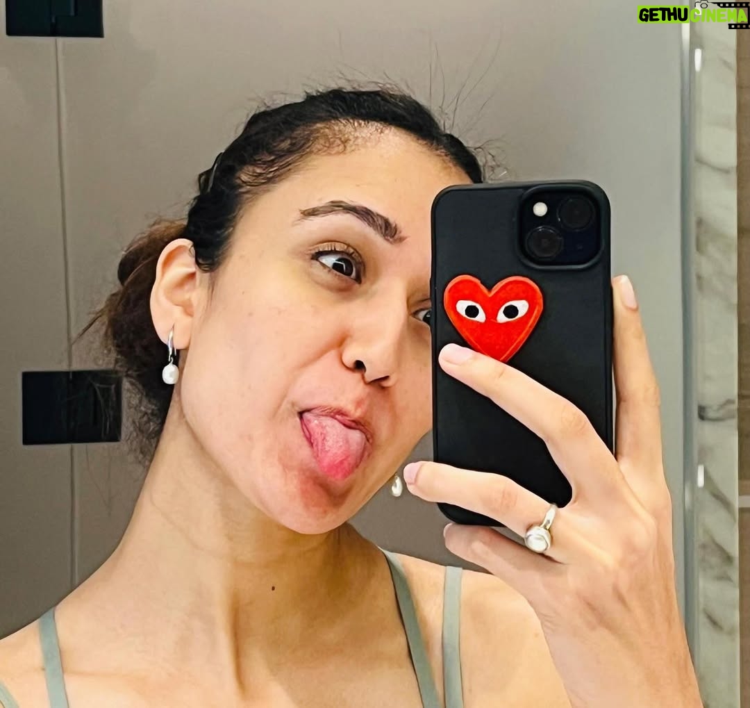 Manika Batra - 61K Likes - Mirror said “you cute,” so here we are 💁🏻‍♀️💕