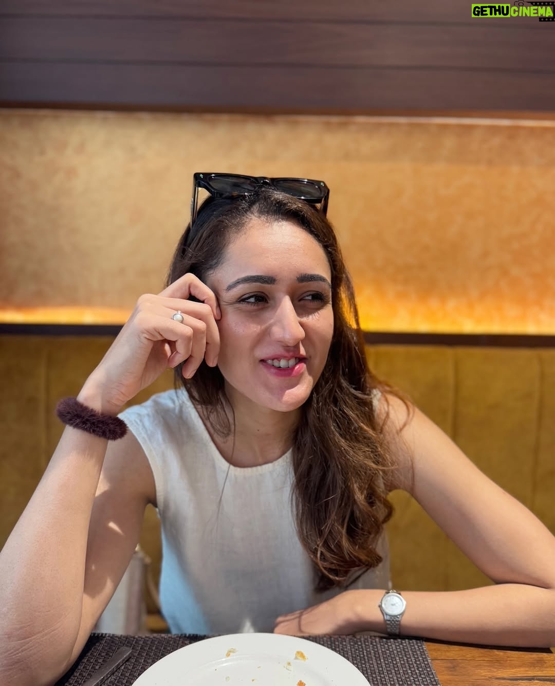 Manika Batra - 75.4K Likes - Yo bro who got you smiling like that ? 
Me - Poha 💁🏻‍♀️🤤