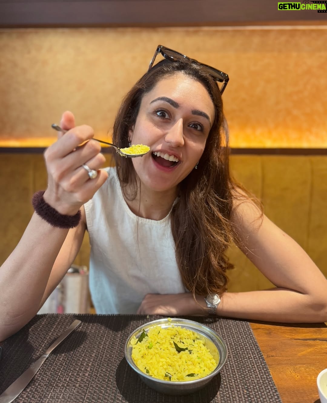 Manika Batra - 75.4K Likes - Yo bro who got you smiling like that ? 
Me - Poha 💁🏻‍♀️🤤