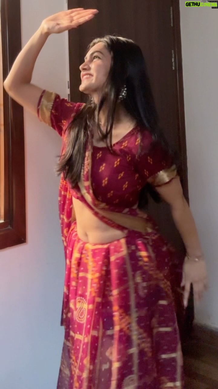 Manisha Sati - 265.3K Likes - Wearing my mom’s saree, koi kamia Nhi nikalega ok? 

#reels #trending #aayinai #dance #manishasati