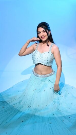 Manisha Sati Instagram - Wait for the transition 🩵

Outfit @gurusewak_delhi 
Makeup @itsmemeghabindra 

#transition #reel #trendingreels #manishasati #explore
