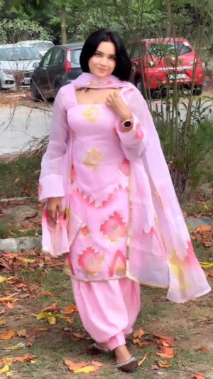Manpreet Kaur Instagram - PINK SUIT🎀🌷