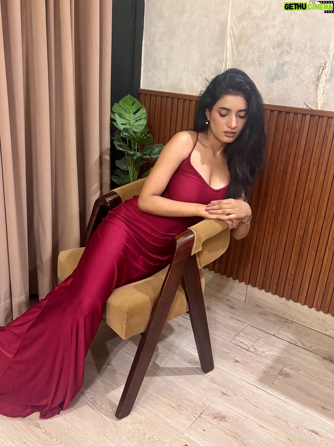 Manya Singh - 8K Likes - खुदको इतना भी मत बचाया कर 
बारिशें हो तो भीग जाया कर!💕