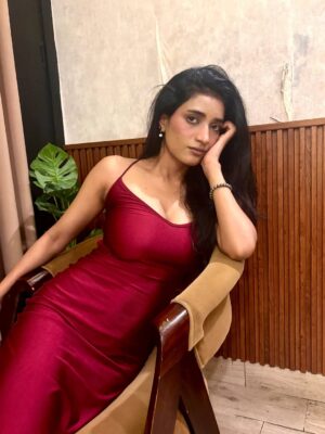 Manya Singh Instagram - खुदको इतना भी मत बचाया कर
बारिशें हो तो भीग जाया कर!💕