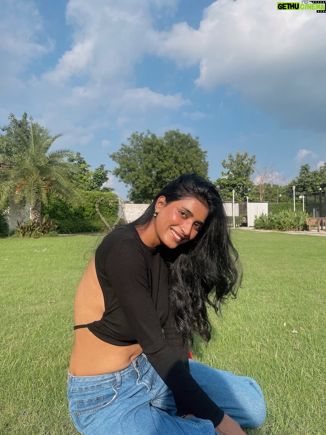 Manya Singh - 4.1K Likes - All under the sky!💕
So kisi ne bhot pehle Hume kaha tha ki koi kitab khatam karne se pehle use vapas bookshelf main nahi rakhte!!!
Crime mystery ko romance ki tarah padhne ka ek alag hi talent hai!😅