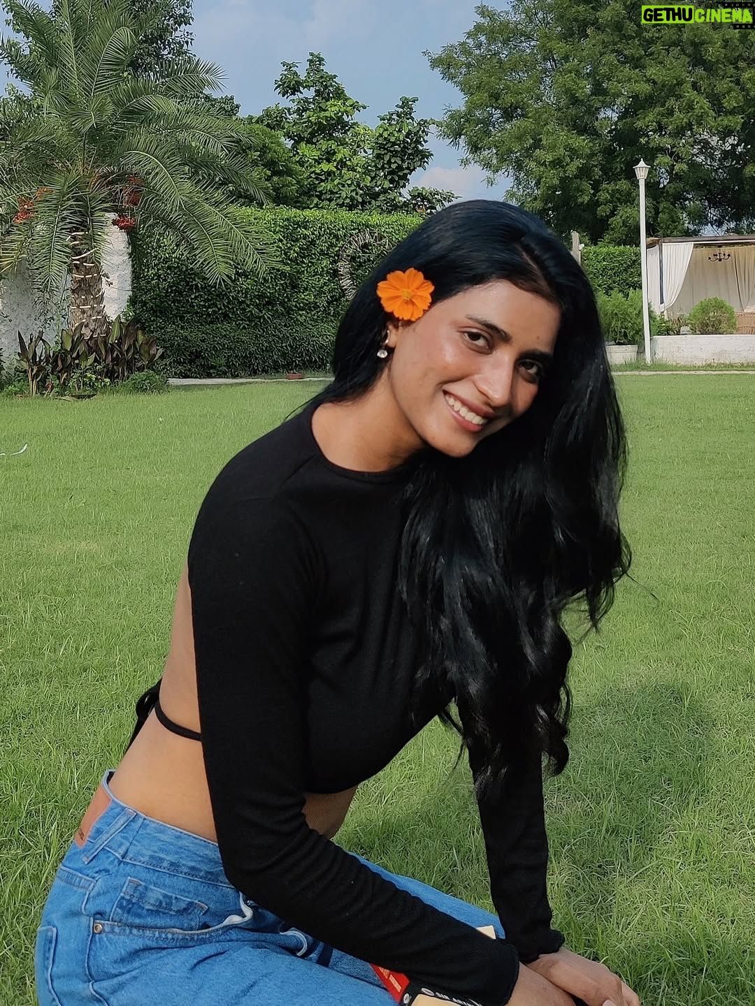Manya Singh - 4.1K Likes - All under the sky!💕
So kisi ne bhot pehle Hume kaha tha ki koi kitab khatam karne se pehle use vapas bookshelf main nahi rakhte!!!
Crime mystery ko romance ki tarah padhne ka ek alag hi talent hai!😅