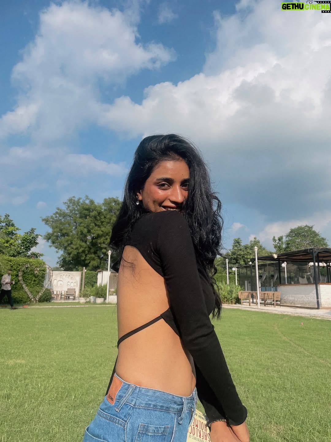 Manya Singh - 4.1K Likes - All under the sky!💕
So kisi ne bhot pehle Hume kaha tha ki koi kitab khatam karne se pehle use vapas bookshelf main nahi rakhte!!!
Crime mystery ko romance ki tarah padhne ka ek alag hi talent hai!😅