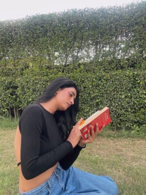 Manya Singh Instagram - All under the sky!💕
So kisi ne bhot pehle Hume kaha tha ki koi kitab khatam karne se pehle use vapas bookshelf main nahi rakhte!!!
Crime mystery ko romance ki tarah padhne ka ek alag hi talent hai!😅