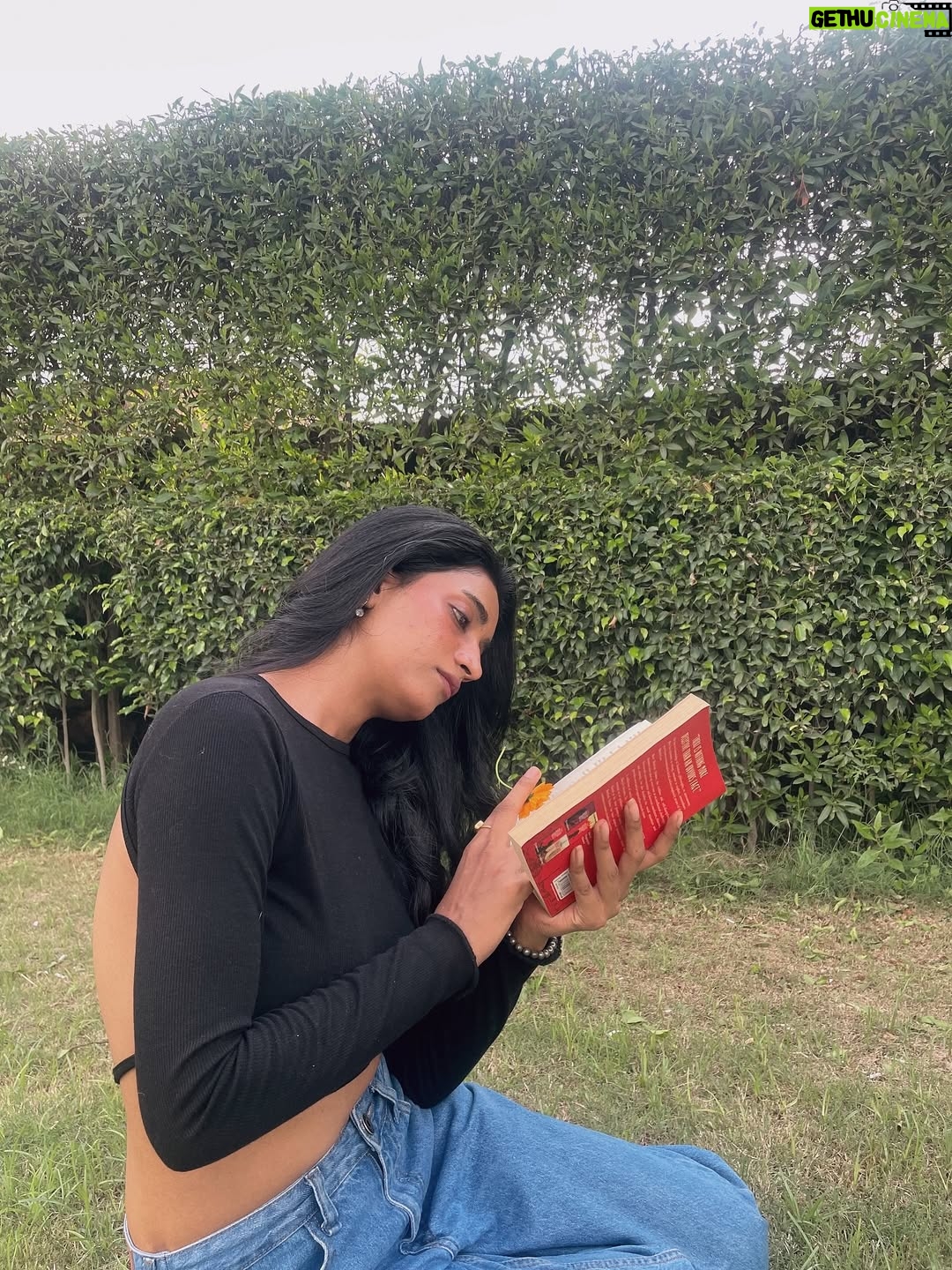 Manya Singh - 4.1K Likes - All under the sky!💕
So kisi ne bhot pehle Hume kaha tha ki koi kitab khatam karne se pehle use vapas bookshelf main nahi rakhte!!!
Crime mystery ko romance ki tarah padhne ka ek alag hi talent hai!😅