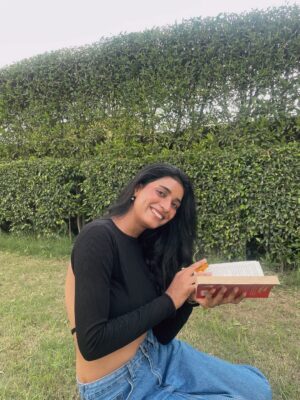 Manya Singh Instagram - All under the sky!💕
So kisi ne bhot pehle Hume kaha tha ki koi kitab khatam karne se pehle use vapas bookshelf main nahi rakhte!!!
Crime mystery ko romance ki tarah padhne ka ek alag hi talent hai!😅